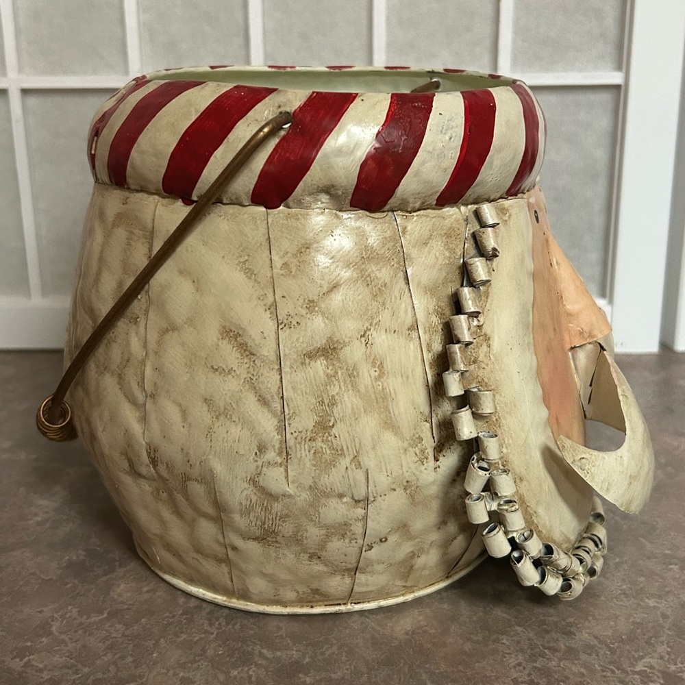 Santa Metal Bucket - Picture 4 of 10